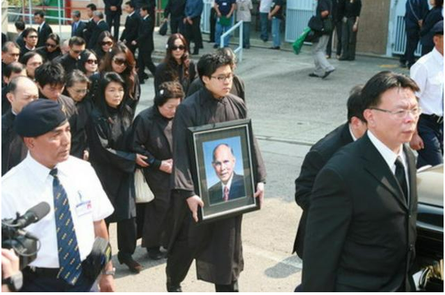 2006年霍英东去世:葬礼上国旗加身,李嘉诚到场,何鸿燊亲自扶灵