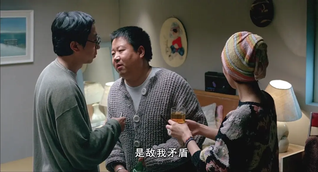 怀旧好片《站直啰,别趴下》,三家人的纠葛展现了阶级斗争的变化