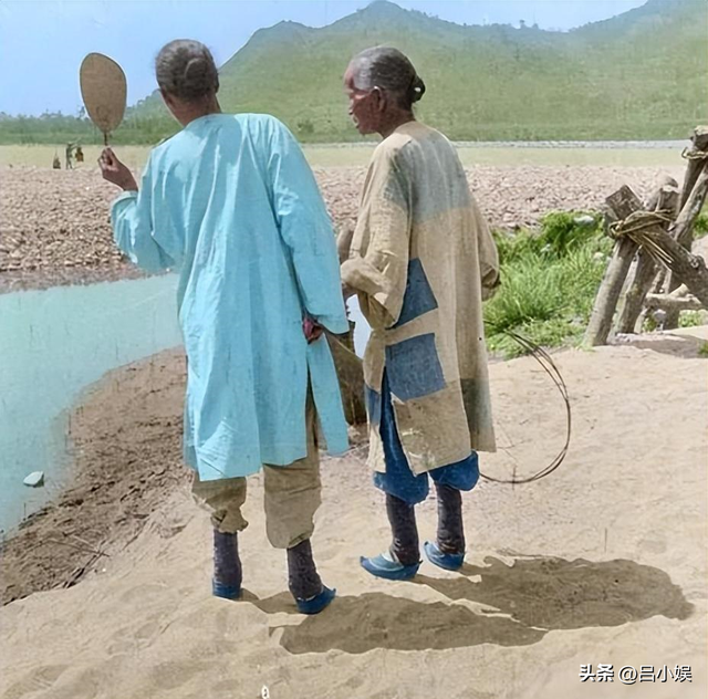 罕见照片：日本女人竟如此开放大胆，女学生脱光衣服全身赤裸上课