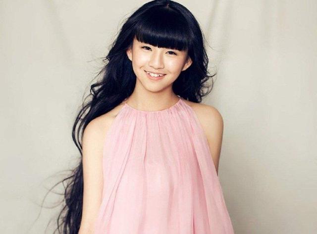 晏紫东小彩旗“拔丝吻”刷屏，网友：好好的拔丝地瓜给毁了