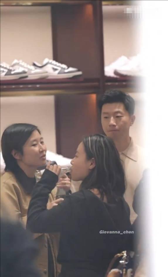 马龙与妻子夏露米兰探店 夫妻俩颜值超高能打