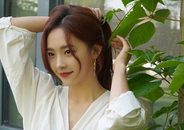 曾参加过快乐女声，与邢昭林火热，小火之后再次出演女主