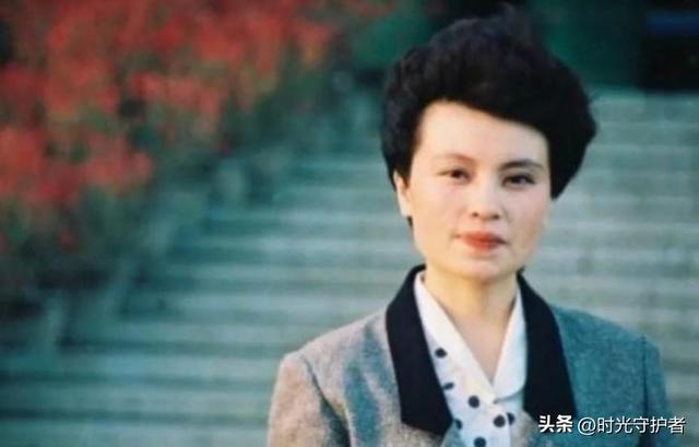 主持人李瑞英：儿子去世坚守岗位，退休竟惹争议，与老公青梅竹马