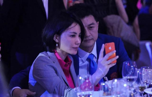 李亚鹏出事了！在街头大秀恩爱的女友，知道他欠债4000万吗？