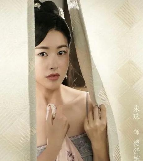 37岁朱珠开敞篷车晒美照,半拉衣袖露出香肩,手上鸽子蛋钻戒真抢眼