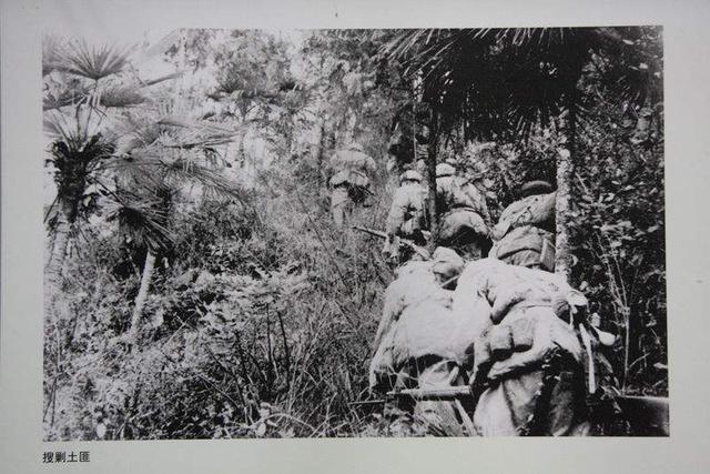 残害无辜的匪首陈通焕，藏匿在牛棚中，因一战士上厕所暴露被诛杀