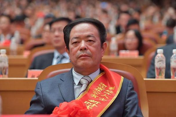 中国商业界黑马崛起,年入6126亿远超腾讯小米,他到底是什么来头