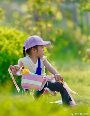 骑单车的女孩(华山湖畔，骑自行车的小女孩)