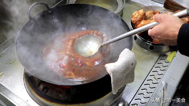 厨师长做一道酱大骨,详细讲解酱料的配比,两分钟让你参悟做法