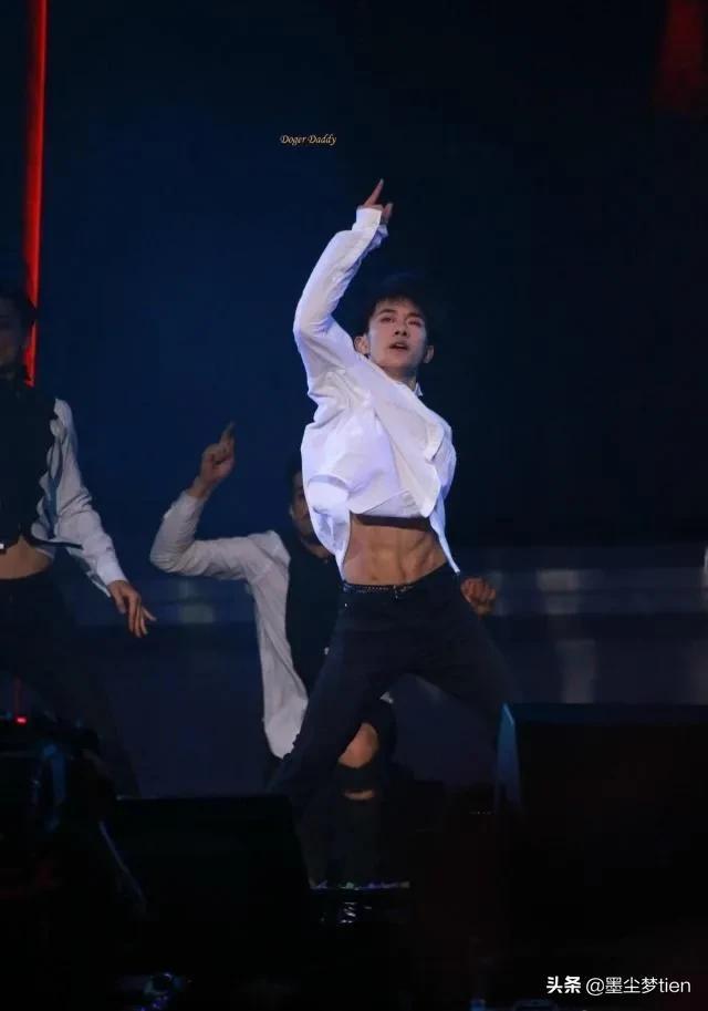 TFboys三小只露腹肌!前两个令人称赞,最后一个只能靠想象