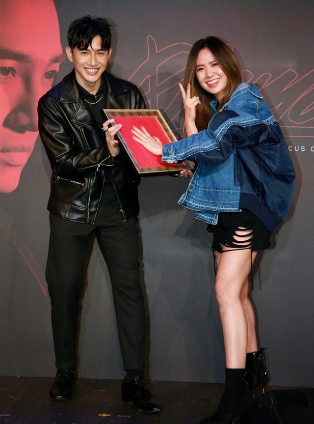 台湾省歌手张立昂新歌发片，孙盛希到场送礼，身份有点乱