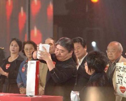 刘欢捐款吓人,赵本山霸气,而他直接捐出全部资产56亿