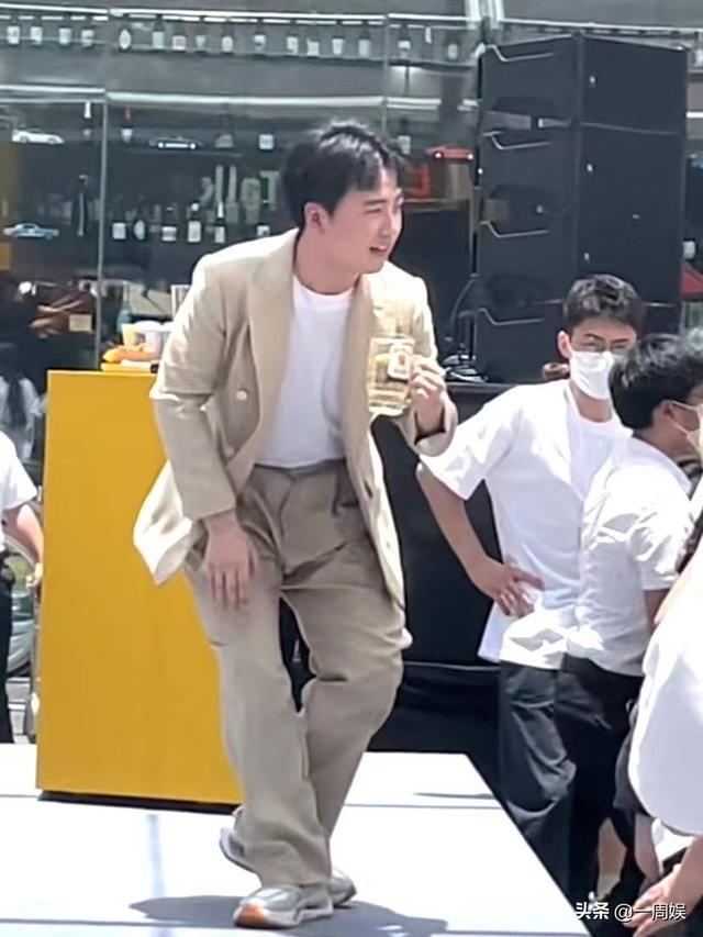 26岁郭麒麟生图曝光,打扮成熟身材圆润,网友:只有165吗?