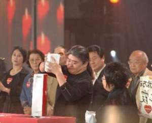 刘欢身价多少亿(刘欢捐款吓人，赵本山霸气，而他直接捐出全部资产56亿)