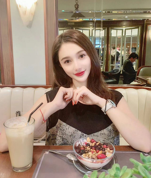 黄晓明被曝摸新女友屁股，浪漫约会同居，女方曾和baby合照长很像