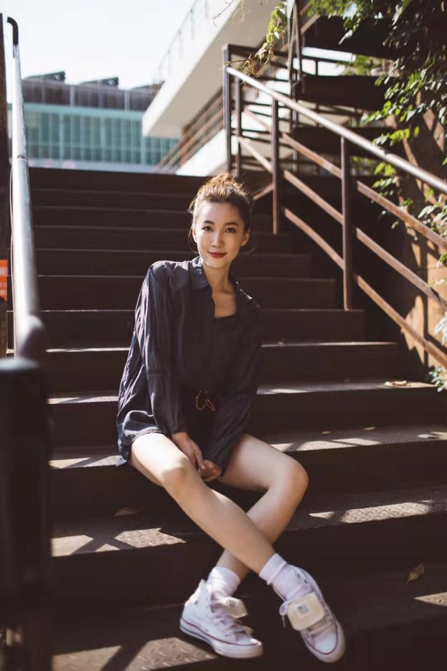 闫鹿杨最新写真曝光 高扎丸子头元气满满