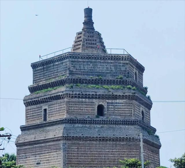 开封古塔传奇：铁塔与繁塔的千年对话，谁才是历史的真正高峰？