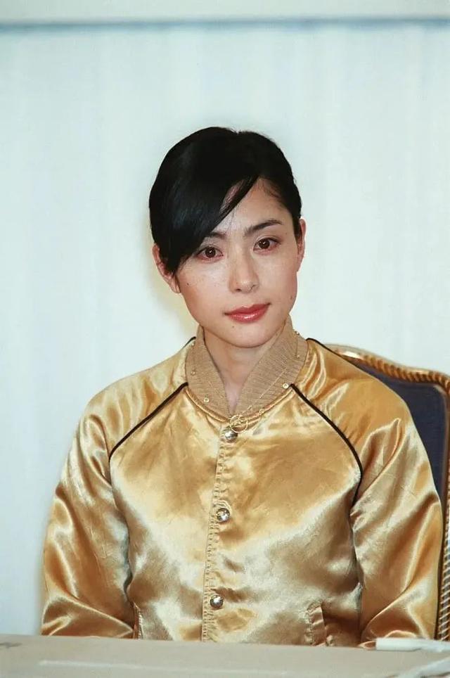低调实力派女演员深津绘里:素面朝天亦难掩灵秀之气