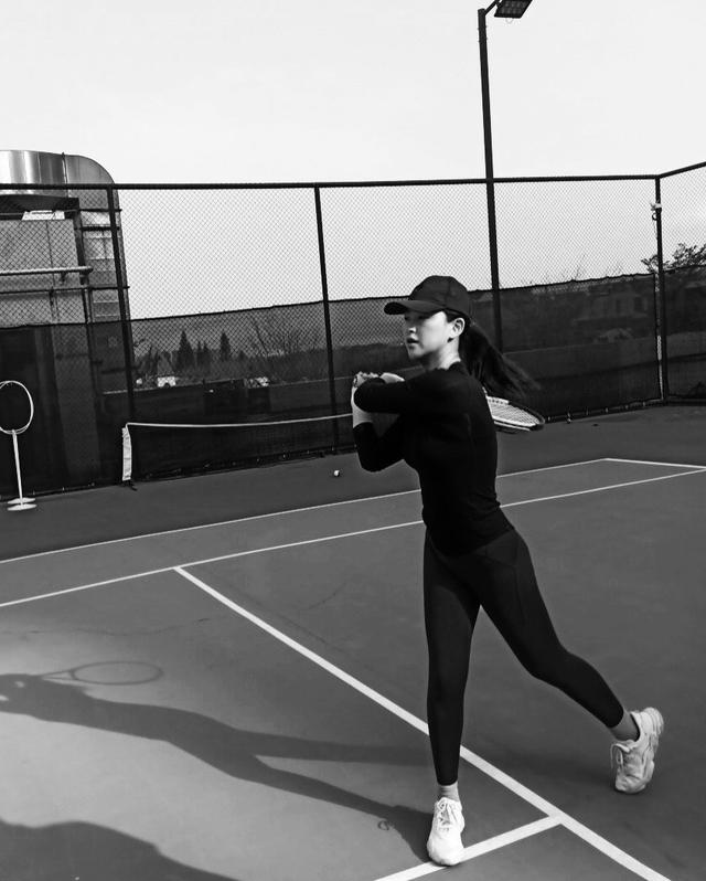 37岁朱珠开敞篷车晒美照,半拉衣袖露出香肩,手上鸽子蛋钻戒真抢眼