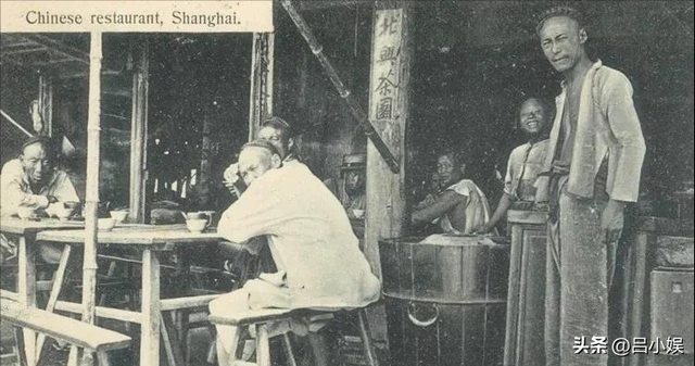 罕见照片：日本女人竟如此开放大胆，女学生脱光衣服全身赤裸上课