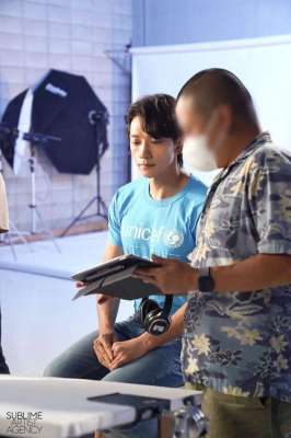 郑智薰(Rain秀恩爱“每天亲吻老婆金泰希”，却被瘦得凹陷的脸抢镜)