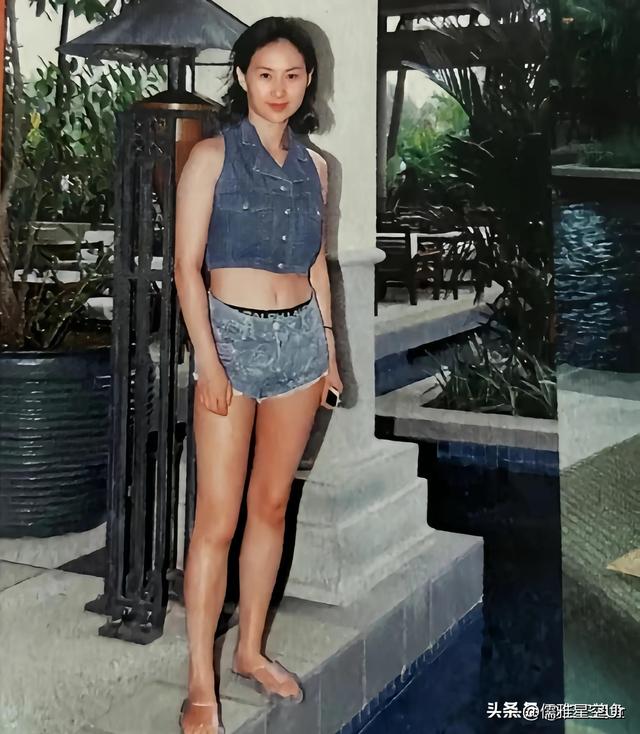 何超琼年轻时的20张照片,身材比例好好,难怪她一直仰着下巴拍照