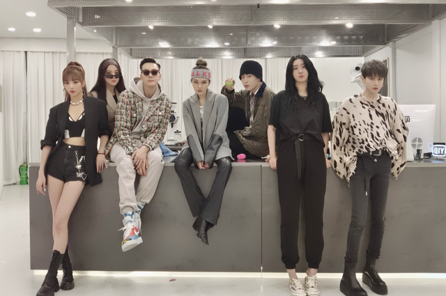 周扬青疑曝新恋情,与男子雨中依偎,对方开800万豪车不输罗志祥