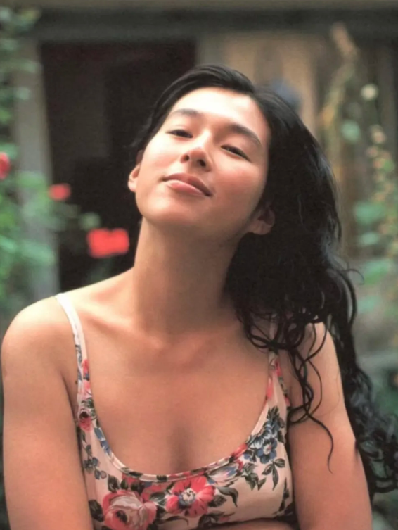 她是20亿男人的初恋女神,被丈夫禁锢23年,54岁才得以解脱