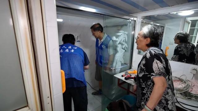 根本坐不住!这群“闲不住”的老邻居志愿服务邻里近十年……