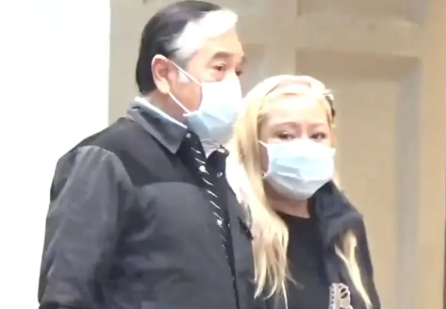 秦沛一家三口罕同框,76岁满头白发精神好,与日本妻子已分离2年