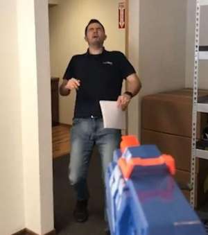 满嘴射视频(美男子向哥哥开枪软弹射进嘴里差点致其窒息)