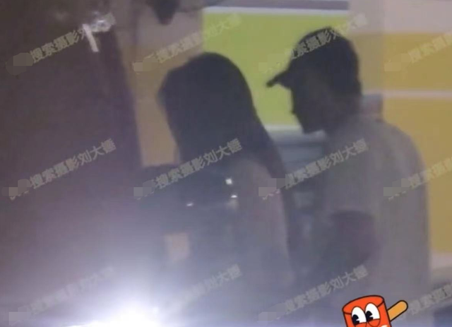 黄晓明被曝摸新女友屁股，浪漫约会同居，女方曾和baby合照长很像