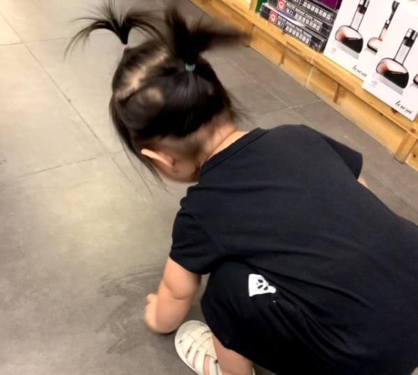 朱丹言传身教,女儿小小丹学妈妈蹲地上擦泡泡水,小丫头超懂事