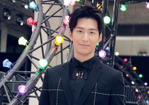 迪丽热巴拍《日月》完全倒立两天，窦骁还原“烤乳猪”场景太妖娆