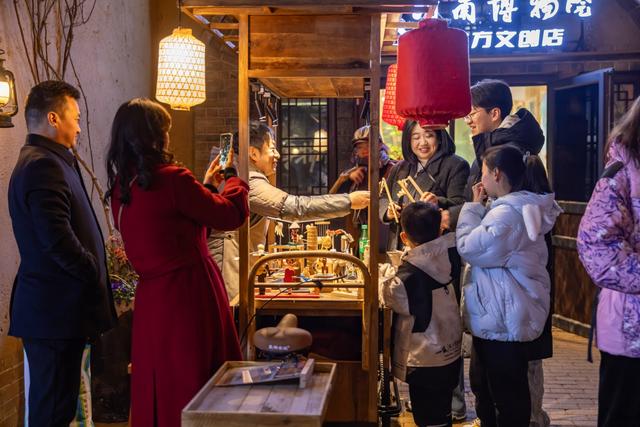 烟花与戏剧交织 只有河南·戏剧幻城成春节文化新地标