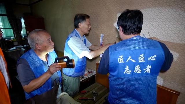根本坐不住!这群“闲不住”的老邻居志愿服务邻里近十年……