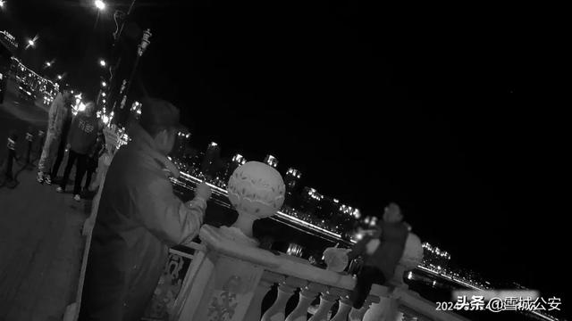 “给我一瓶酒,咱哥俩喝一个吧!”递酒瞬间,民警拉回跳江男子