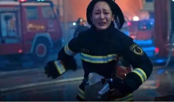 《亲爱的》未完结，杨紫忽然官宣3部新片，网友：这次熬夜也得追