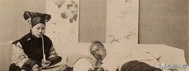 罕见照片：日本女人竟如此开放大胆，女学生脱光衣服全身赤裸上课