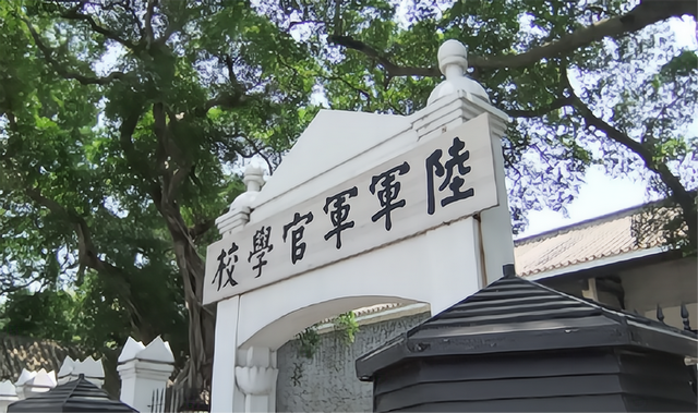 1936年,让日本人闻风丧胆的斧头帮帮主,却被结义兄弟设计杀害