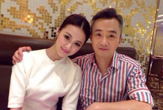 48岁程雷因患疾病，满头白发，和小18岁娇妻合照像“父女”