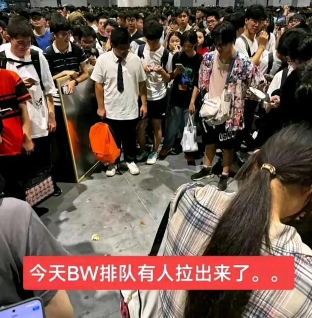 逼急了！男子上海漫展现场脱裤拉稀，多人被喷大便，保安被骂惨