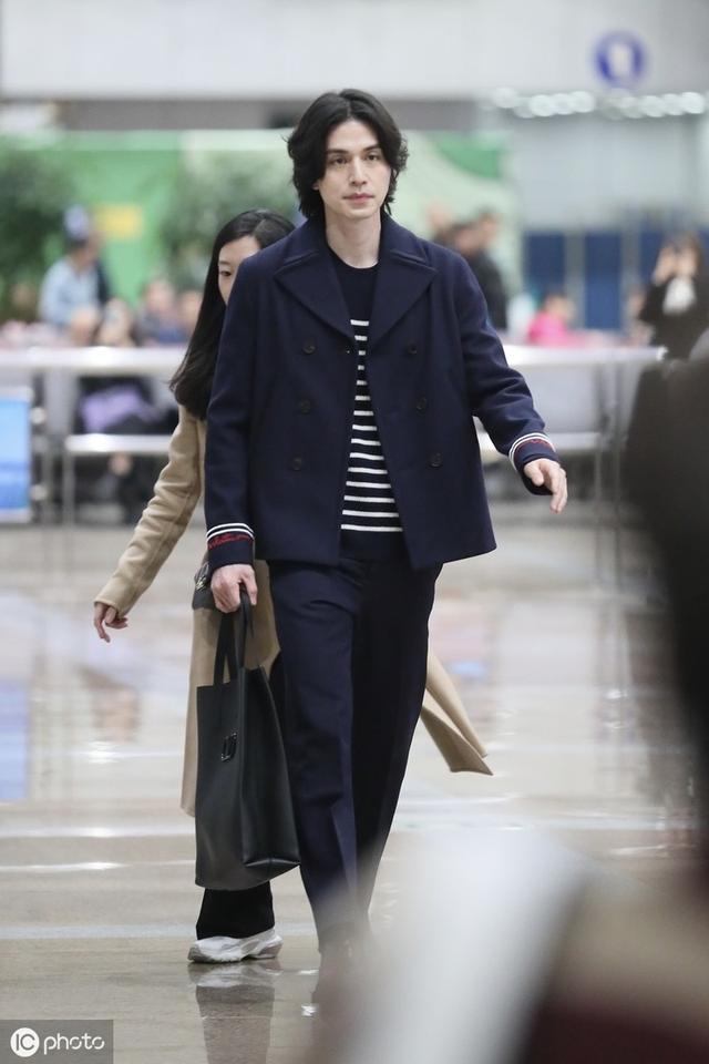 37岁李栋旭五官似雕刻仿佛吃了防腐剂，“薛功灿”长发造型显阴柔