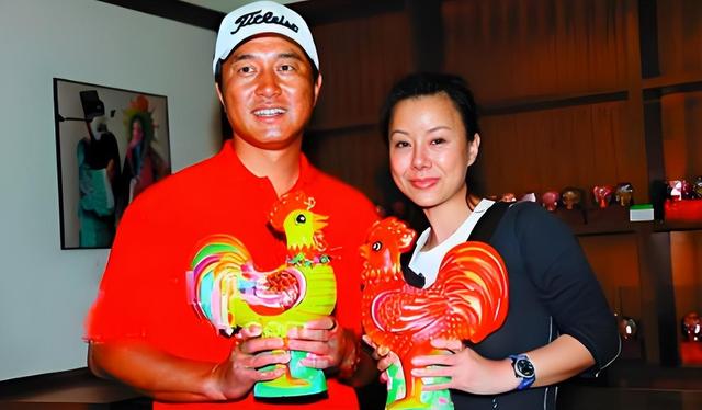 2009年被丈夫满文军亲手送进监狱256天的李俐,出狱后7年才离婚?