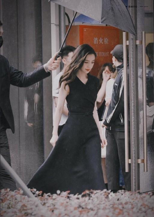 32岁baby生图惊艳,包裹严实难掩好身材,获专人撑伞明星味足