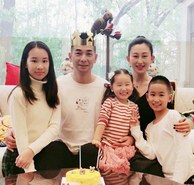 48岁赵文卓生日近照曝光，与小7岁妻子恩爱异常，背后豪宅超抢镜