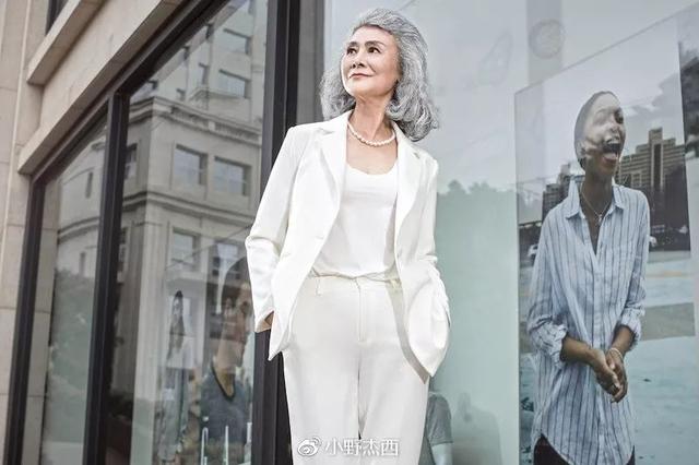 两个中国“神仙奶奶”穿旗袍游巴黎,意外走红网络:老了,也要优雅成一道风景线