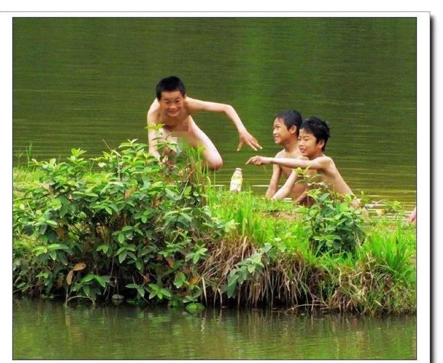 儿时的小尴尬！裤衩跑了…