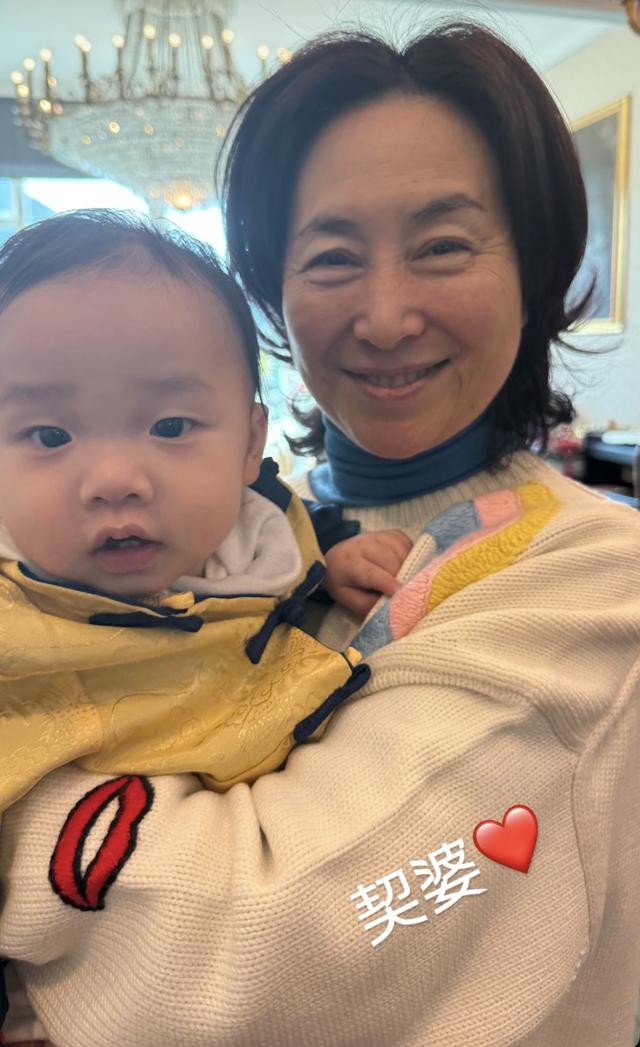 62岁何超琼到长辈家拜年,素颜出镜优雅大方,抱着干外孙一脸慈祥