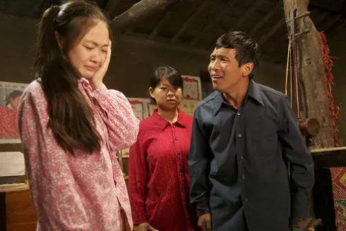 被赵本山捧了17年，38岁依然单身，“杨晓燕”关婷娜后悔了吗？